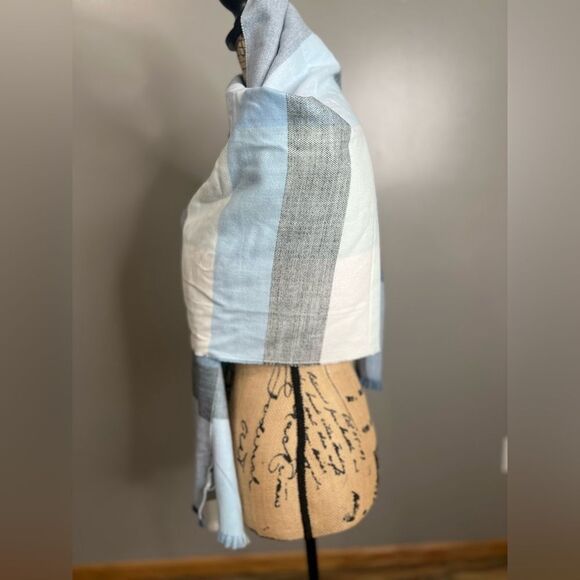 4/$25 Gap oversized frayed wrap scarf blue New - Picture 7 of 8